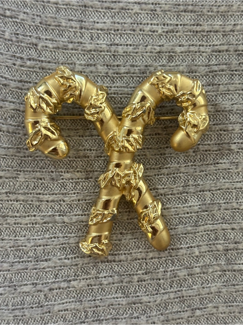 Holiday/Christmas theme gold tone crossing candy canes brooch w intricate design